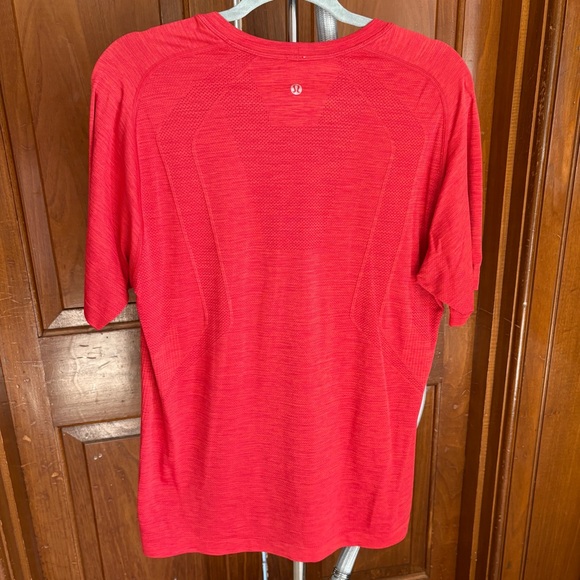 Lululemon Medium Metal Vent Tech Red - Picture 2 of 4